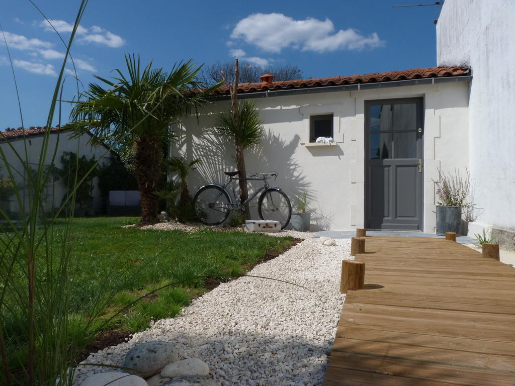 Les Persiennes Hotel Saintes Quarto foto